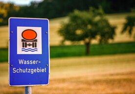 Landschaft mit Schild "Wasserschutzgebiet"